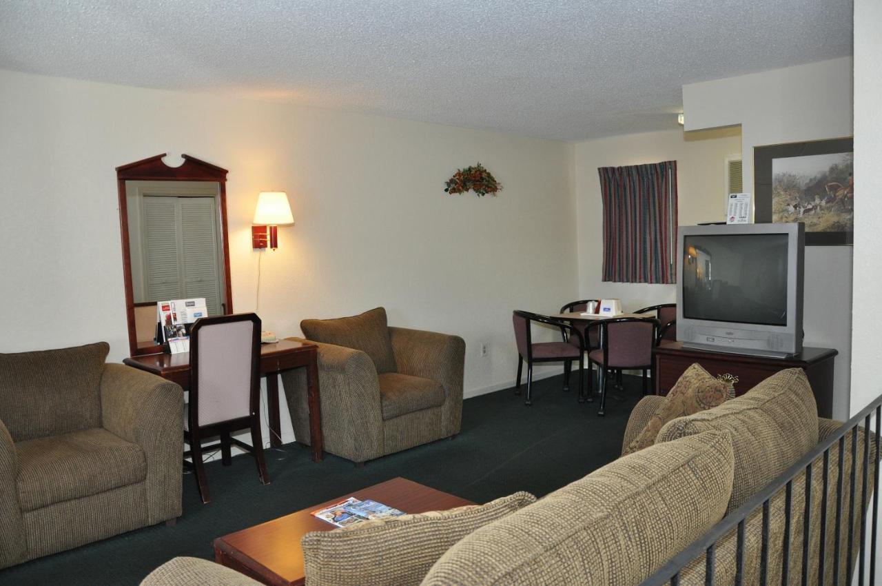 Merrimac Inn & Suites Вильямсбург Экстерьер фото